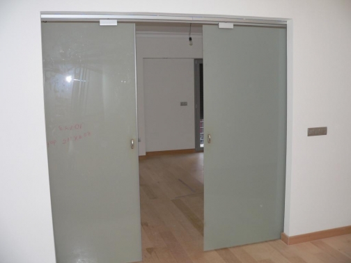 Montaje y fabricación puertas de vidrio laminado de seguridad en corredera dormitorio con guía Klein